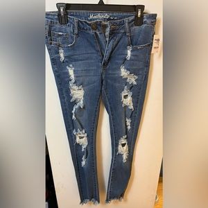 Women’s distressed med blue skinny jeans fit size 9 Never worn. Good condition